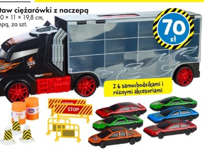 Zestaw ciężarówki z naczepą z 6 samochodzikami i różnymi akcesoriami 23 części promocja w Tedi