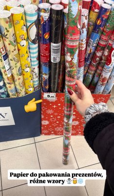 Papier do pakowania prezentów różne wzory promocja w Intermarche