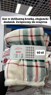 Koc świąteczny Pepco Christmas Blanket w delikatną kratkę 130x170cm promocja w Pepco