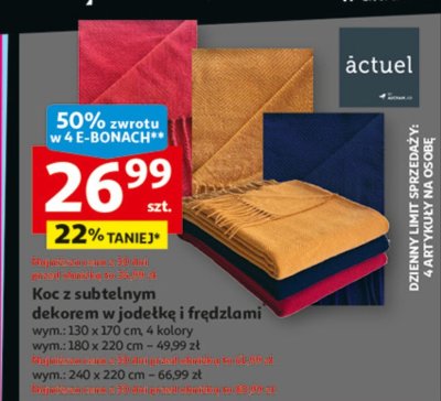 Koc z subtelnym dekorem w jodełkę i frędzlami promocja w Auchan