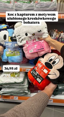 Koc z kapturem z motywem ulubionego kreskówkowego bohatera - Hello Kitty promocja w Action