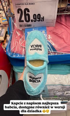 Kapcie z napisem Najlepsza Babcia promocja w Intermarche