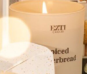 Świeca sojowa Spiced Gingerbread promocja w Rossmann