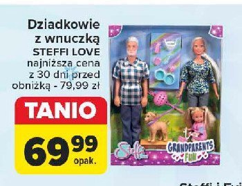 Dziadkowie z wnuczką na rowerze i pieskiem Steffi (zabawki) promocja w Carrefour