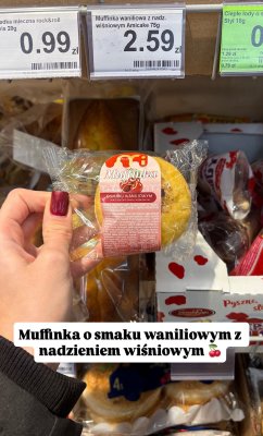 Muffinka waniliowa z nadzieniem wiśniowym Amicake promocja w Dino