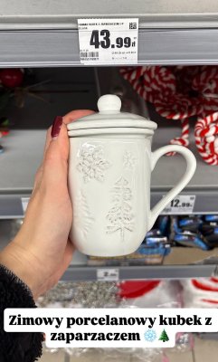 Zimowy porcelanowy kubek z zaparzaczem promocja w Intermarche