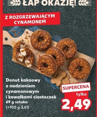 Donut kakaowy z nadzieniem cynamonowym i kawałkami ciasteczek 69g promocja w Kaufland