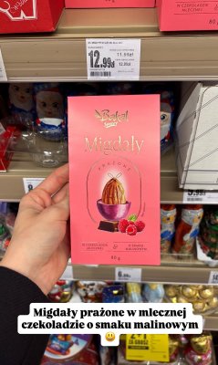 Migdały prażone w mlecznej czekoladzie o smaku malinowym  promocja w Intermarche