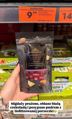 Migdały Biedronka prażone oblane białą czekoladą posypane pudrem z liofilizowanej porzeczki promocja w Biedronka